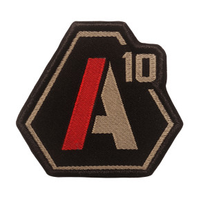 Naszywka A10 haftowana tan/czerwona na czarnej tkaninie - A10 Equipment