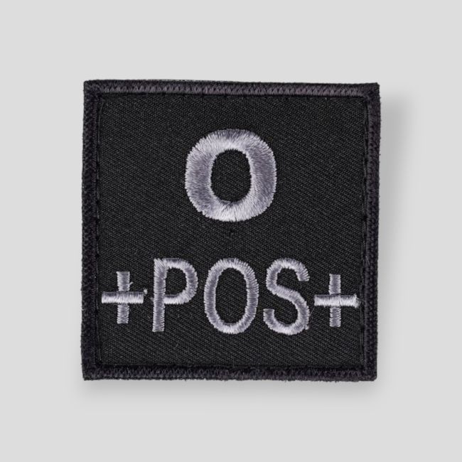 Quadratischer 3D-Stoff-Patch Blutgruppe O+ mit Klett - Schwarz
