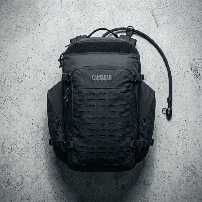 Mochila BFM 47L preta com reservatório Crux 3L - Camelbak