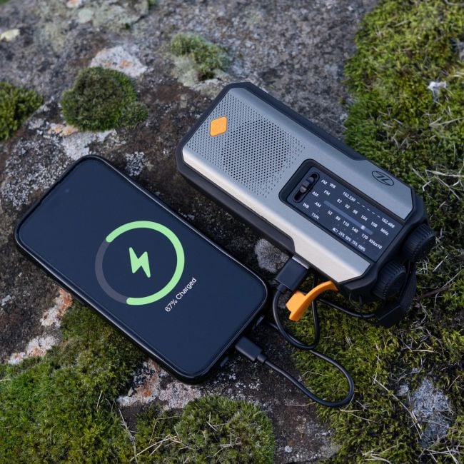 Radio/lampe/batterie externe d'urgence rechargeable (USB-C/Dynamo/Solaire) - Vert Olive - Highlander Outdoor
