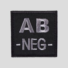 ECUSSON FEUTRE BRODE GROUPE SANGUIN DOS AUTO-AGRIPPANT AB NEG NOIR - Patrol Equipement