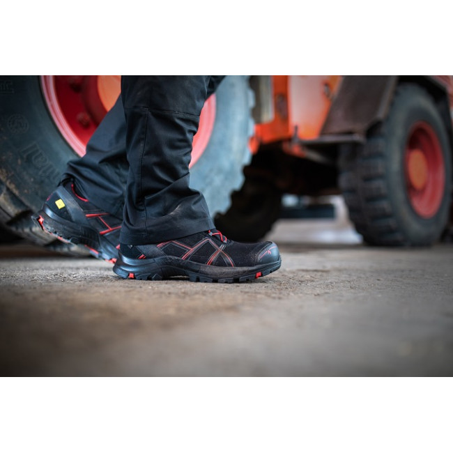Buty bezpieczeństwa BLACK EAGLE Safety 40.1 low/black-red - Haix